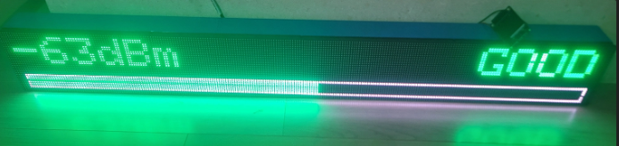 LED 전광판 전체화면에 dBm 수치와 등급, 게이지 바가 표시된 RSSI 모니터 화면